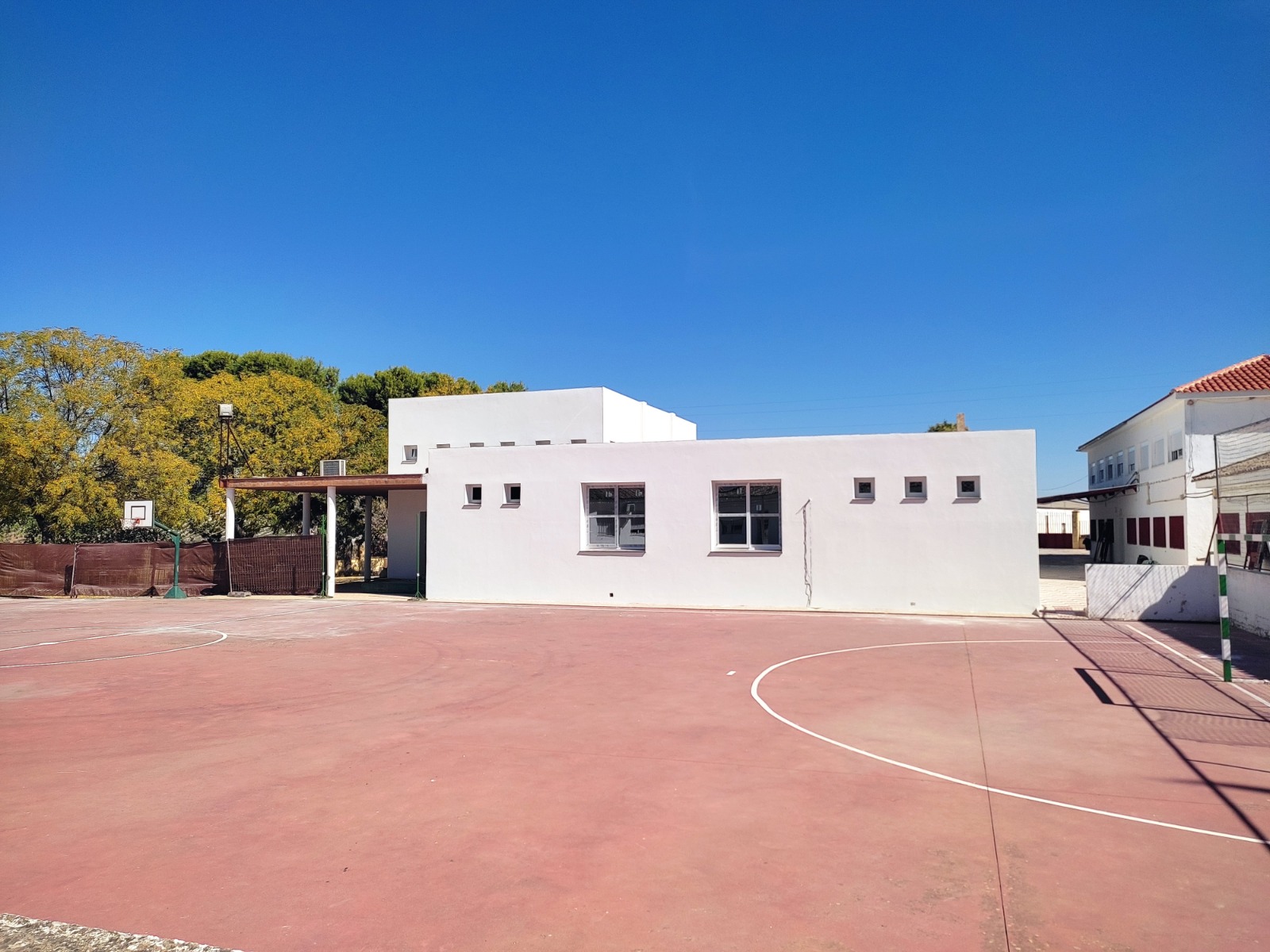 Rehabilitación energética de la envolvente térmica y renovación de instalaciones para uso térmico de la biomasa.