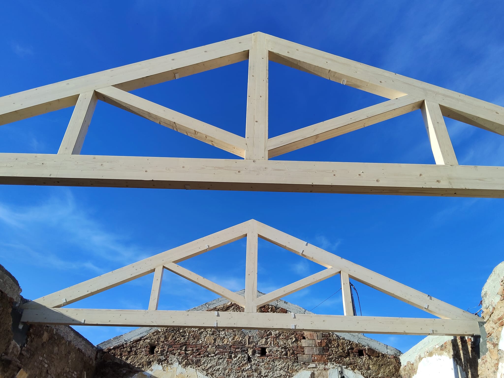 Avanzan las obras del Centro del Peregrino de Obejo, con la colocación de las zerchas de madera maciza que conformará parte de la cubierta